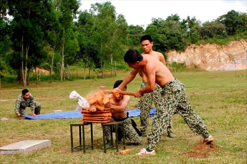 Chiến sĩ đặc công trên thao trường nắng cháy