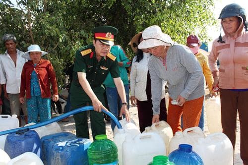 Bộ đội cấp nước miễn phí cho dân