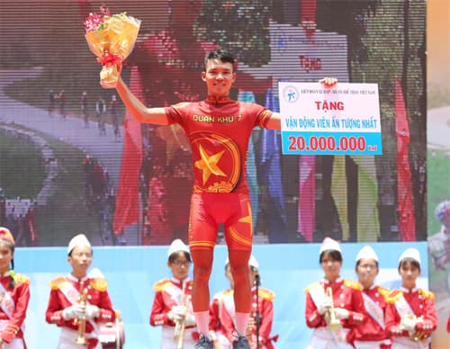 Cú đúp cho Huỳnh Thanh Tùng