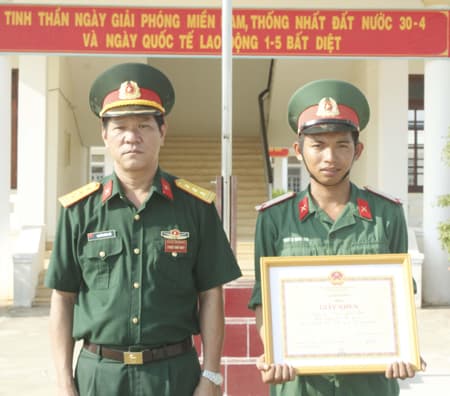 Chiến sĩ nhặt được của rơi trả lại người đánh mất