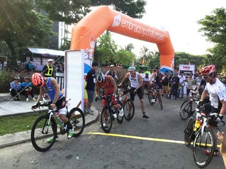 Cyril Viennot và Caroline Steffen đăng quang tại giải VNG IRONMAN 70.3 Vietnam 2016
