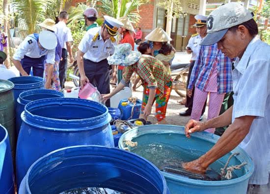 Bộ đội Hải quân đưa nước ngọt về vùng hạn mặn