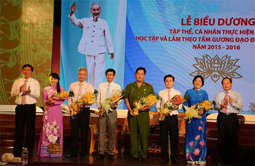 TP Hồ Chí Minh biểu dương 402 tập thể, cá nhân điển hình làm theo lời Bác năm 2015-2016