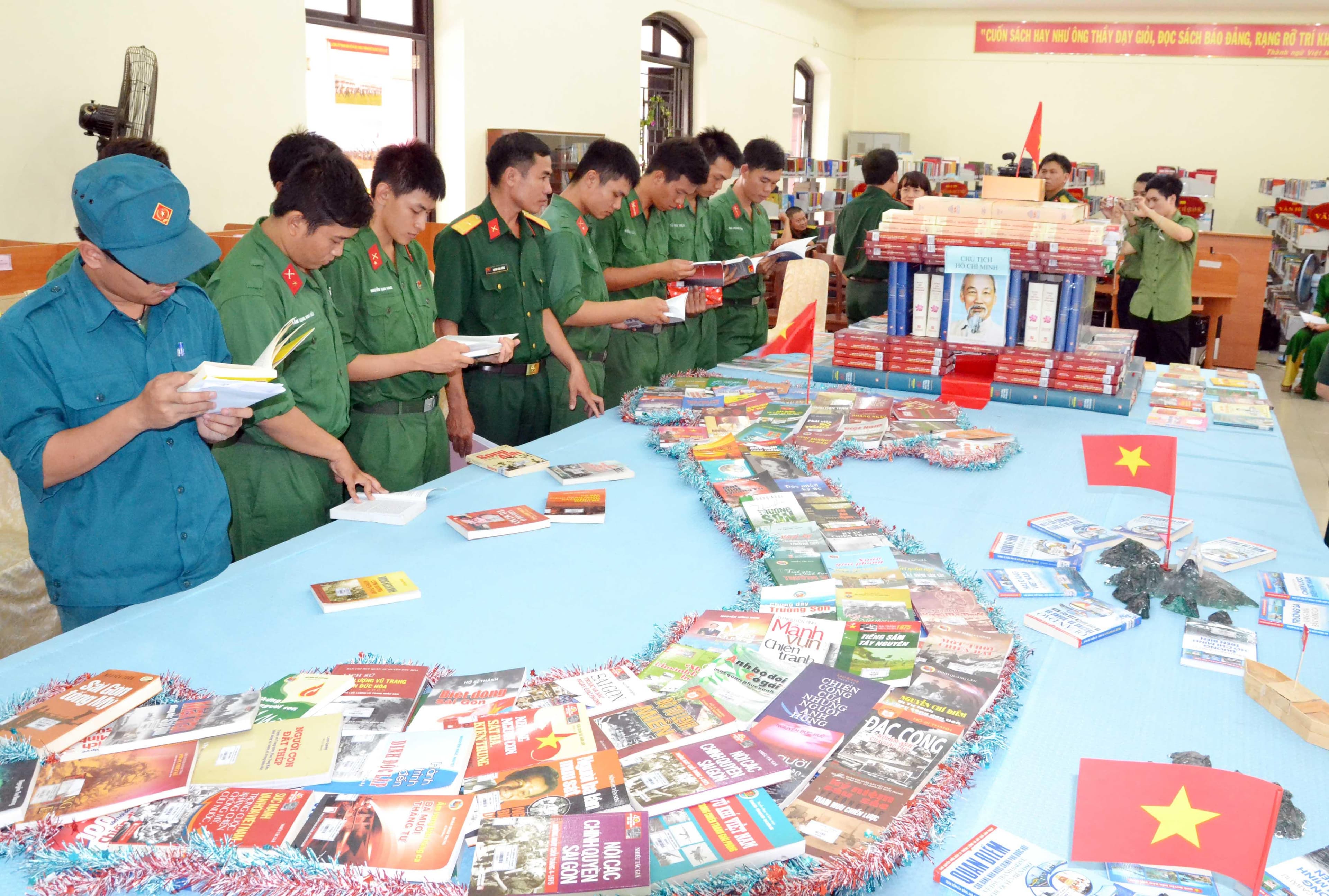 Phát triển văn hóa đọc cho cán bộ, chiến sĩ