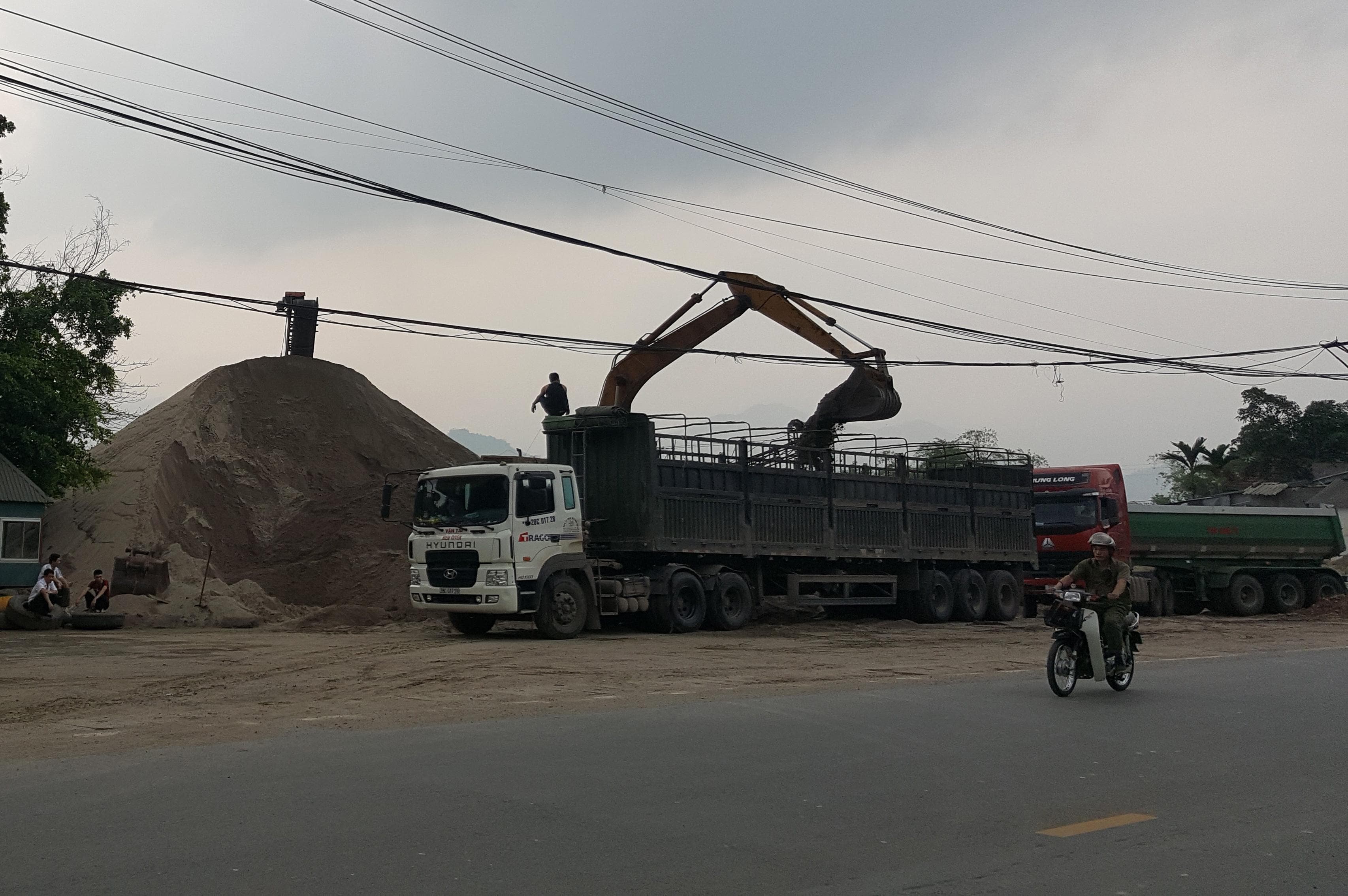 Kinh doanh vật liệu xây dựng trái phép trên đê sông Đà
