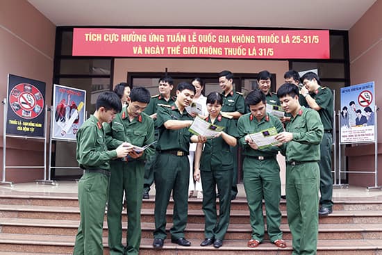Tỷ lệ cán bộ, chiến sĩ hút thuốc lá đã giảm đáng kể