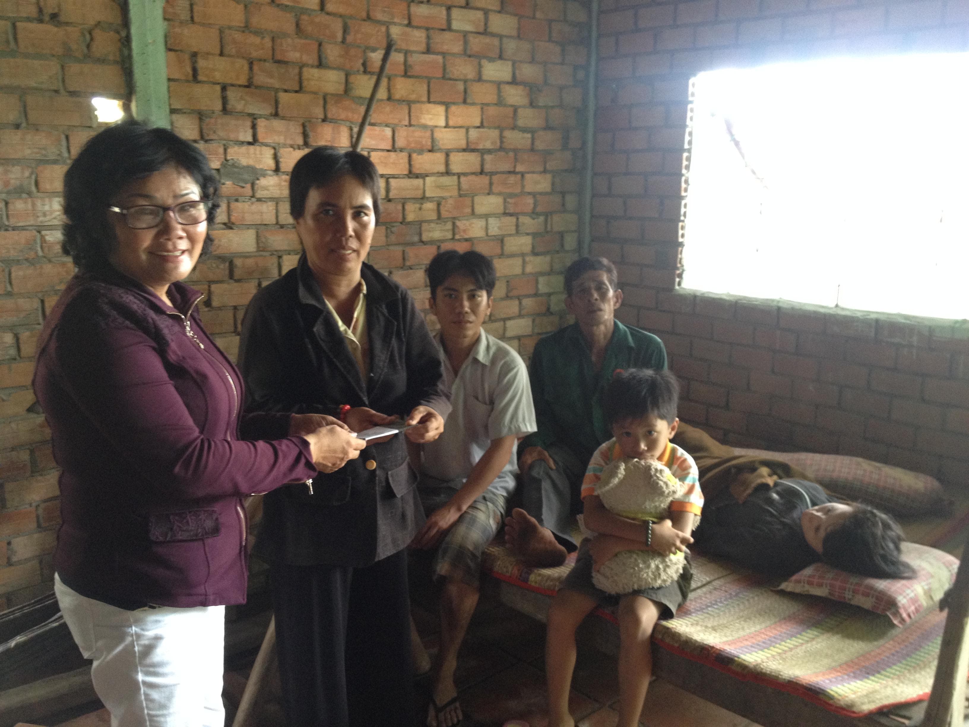 Chị Mộng Cầm hết lòng làm từ thiện