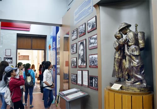 Tháng Sáu trên Bến Nhà Rồng
