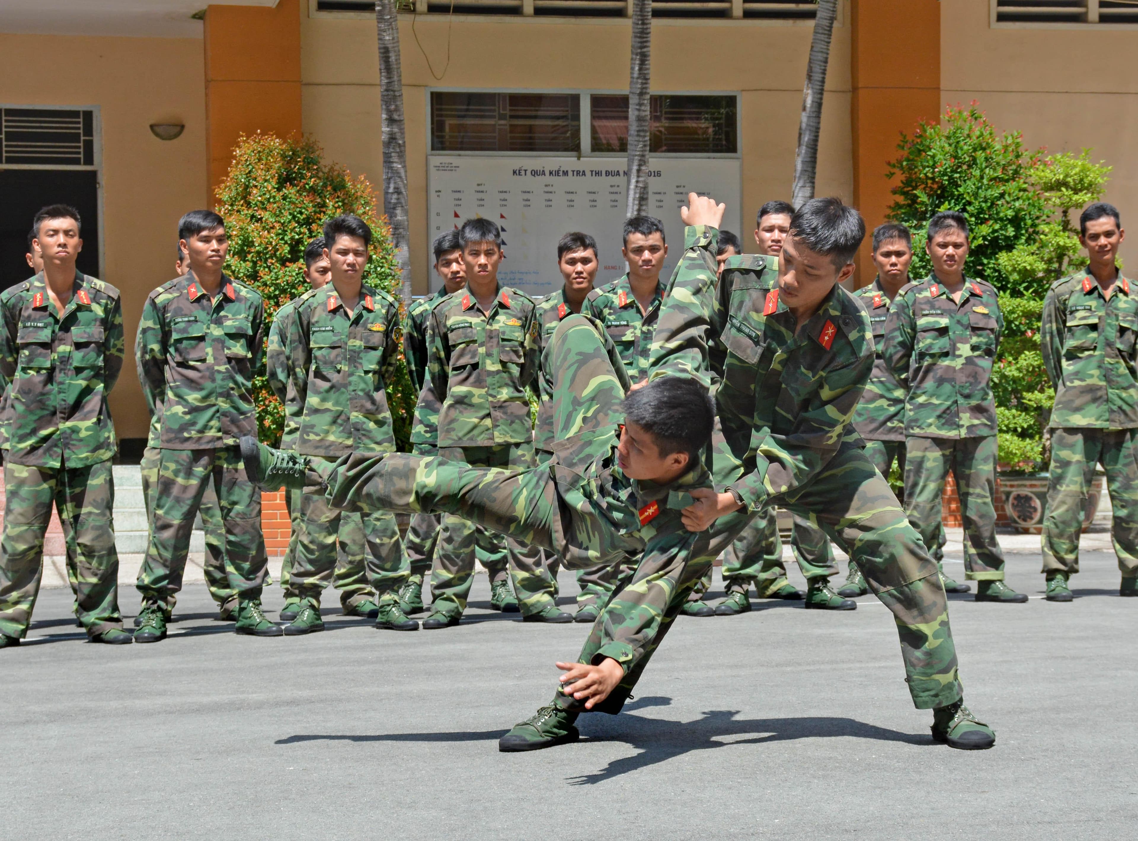 Giữa nắng nóng thao trường