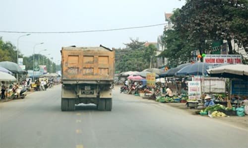 Họp chợ trên đường