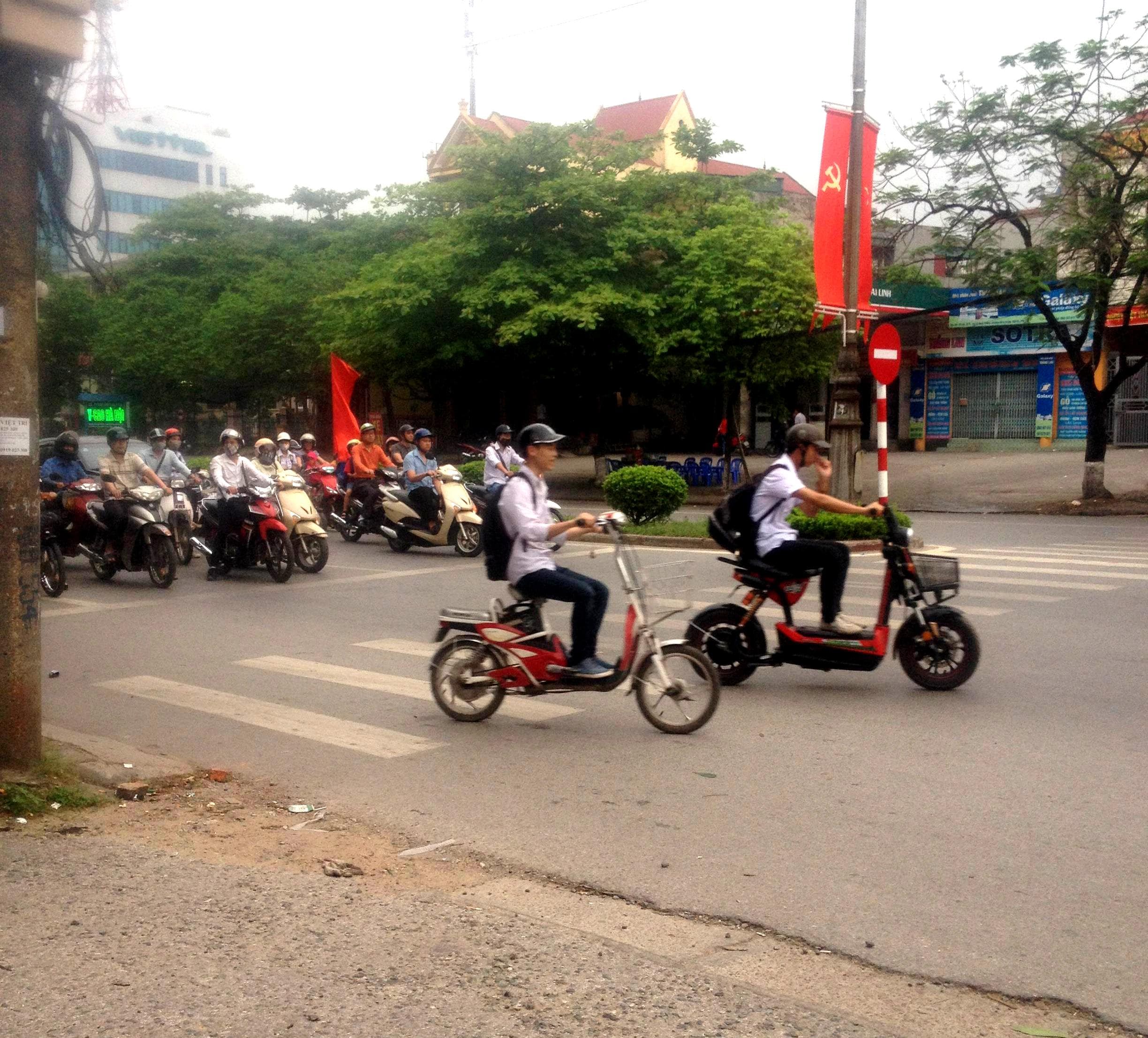 Ra đường sợ nhất... xe đạp điện!
