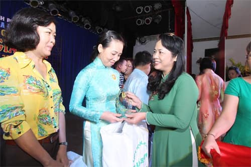 Biểu dương 62 gia đình công nhân, viên chức, người lao động tiêu biểu
