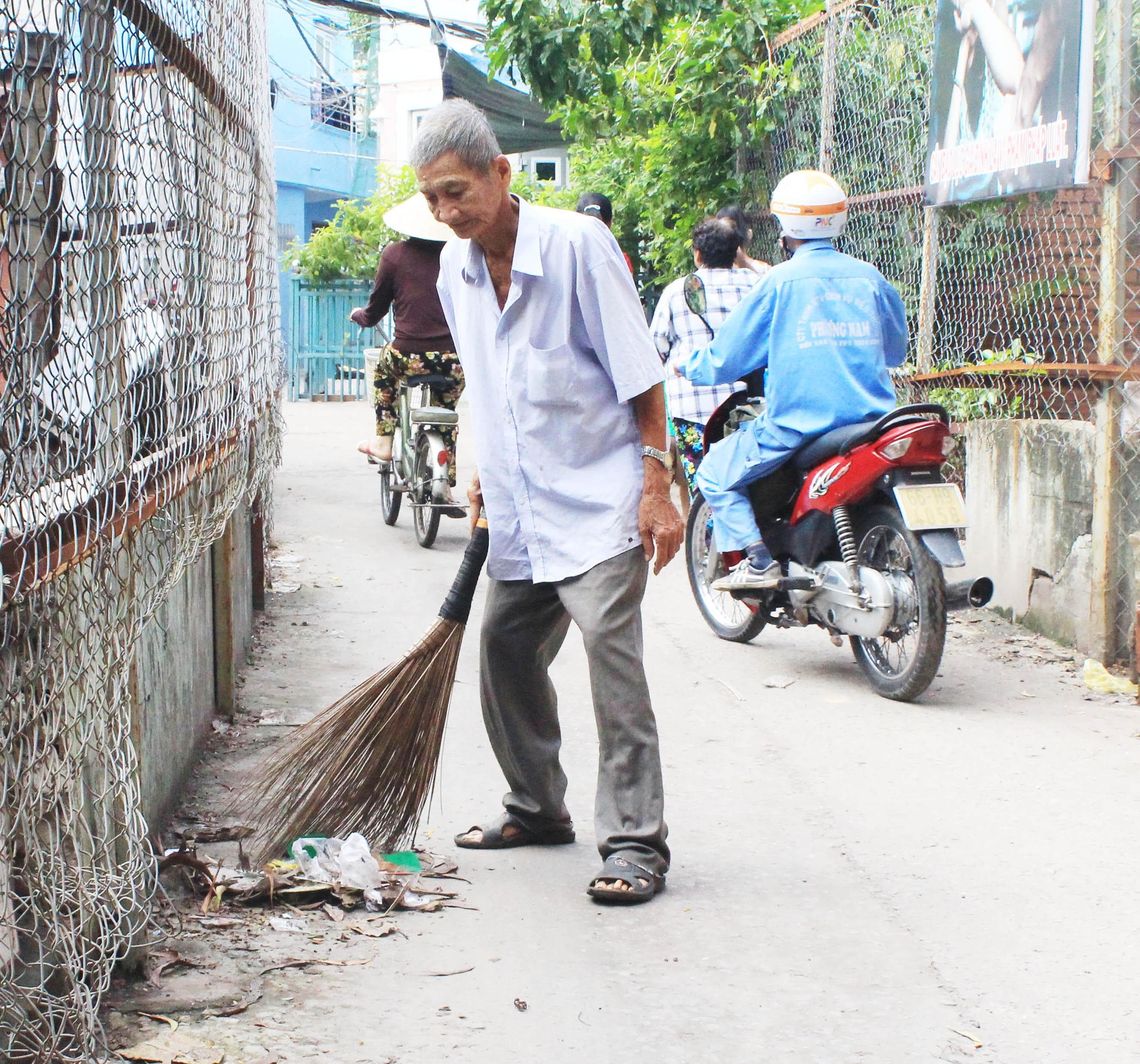 Hơn 30 năm tự nguyện vì khu phố sạch, đẹp
