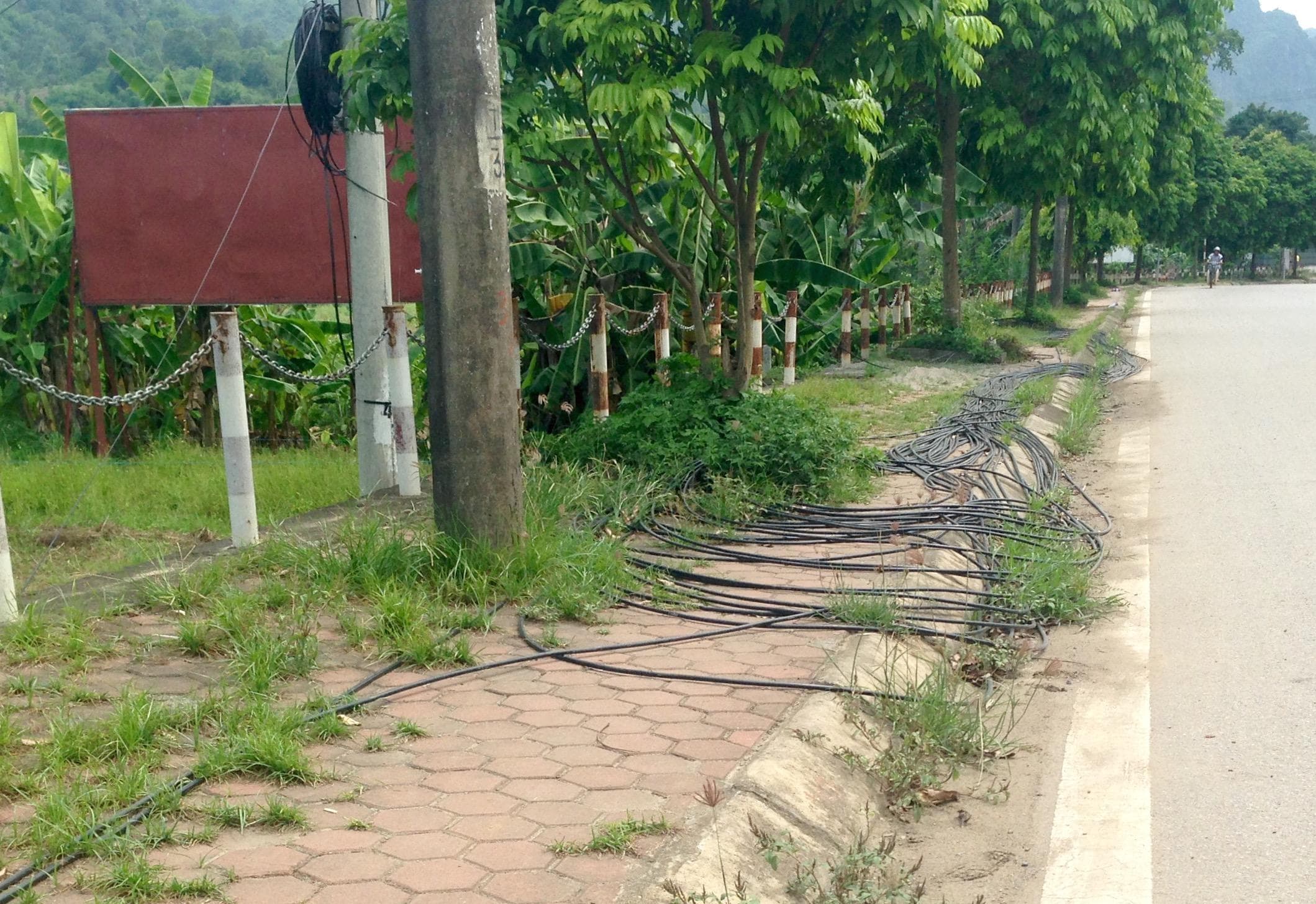 Lòng thòng dây điện trên vỉa hè