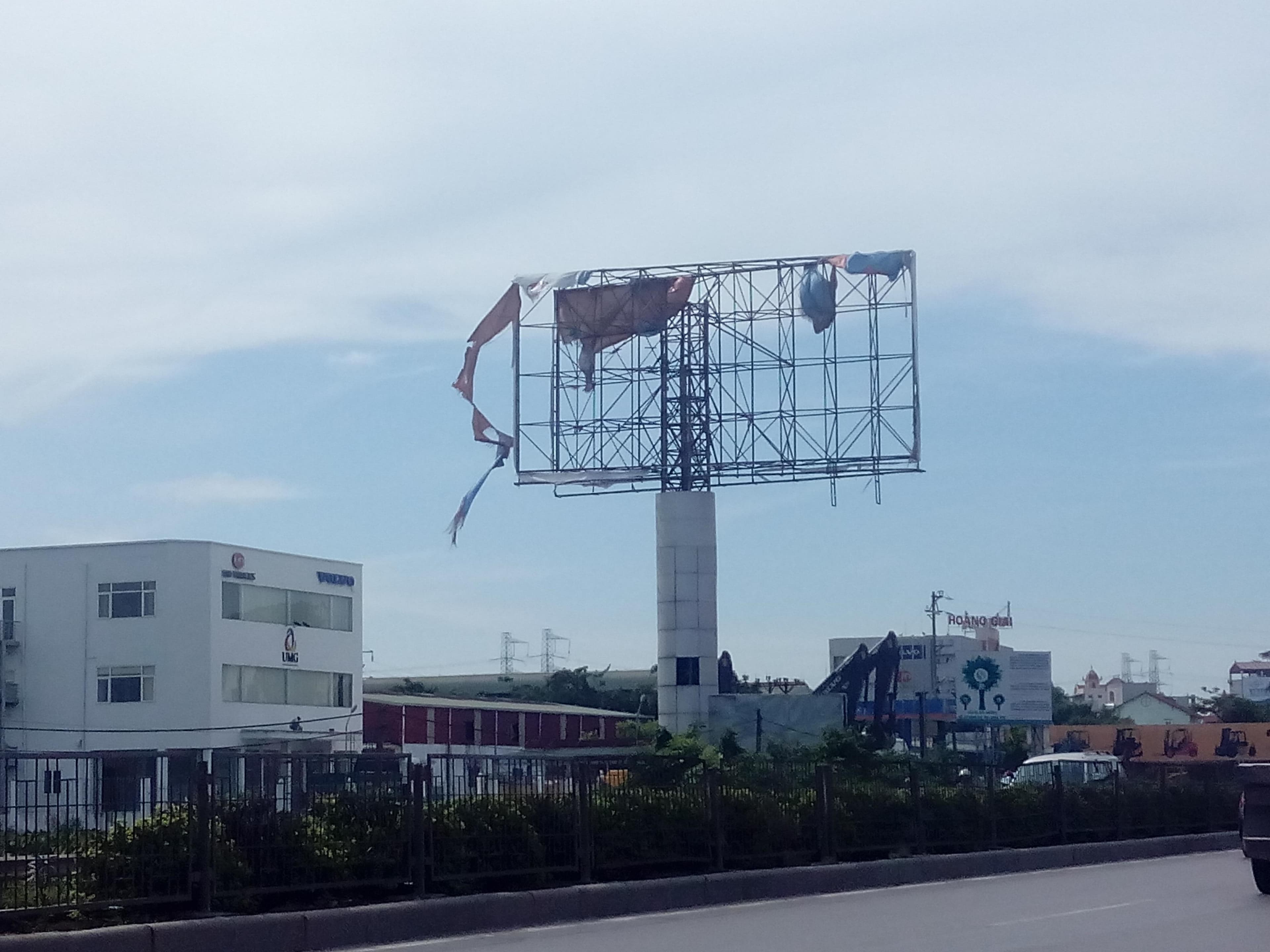 Biển quảng cáo rách nát trên Quốc lộ 5