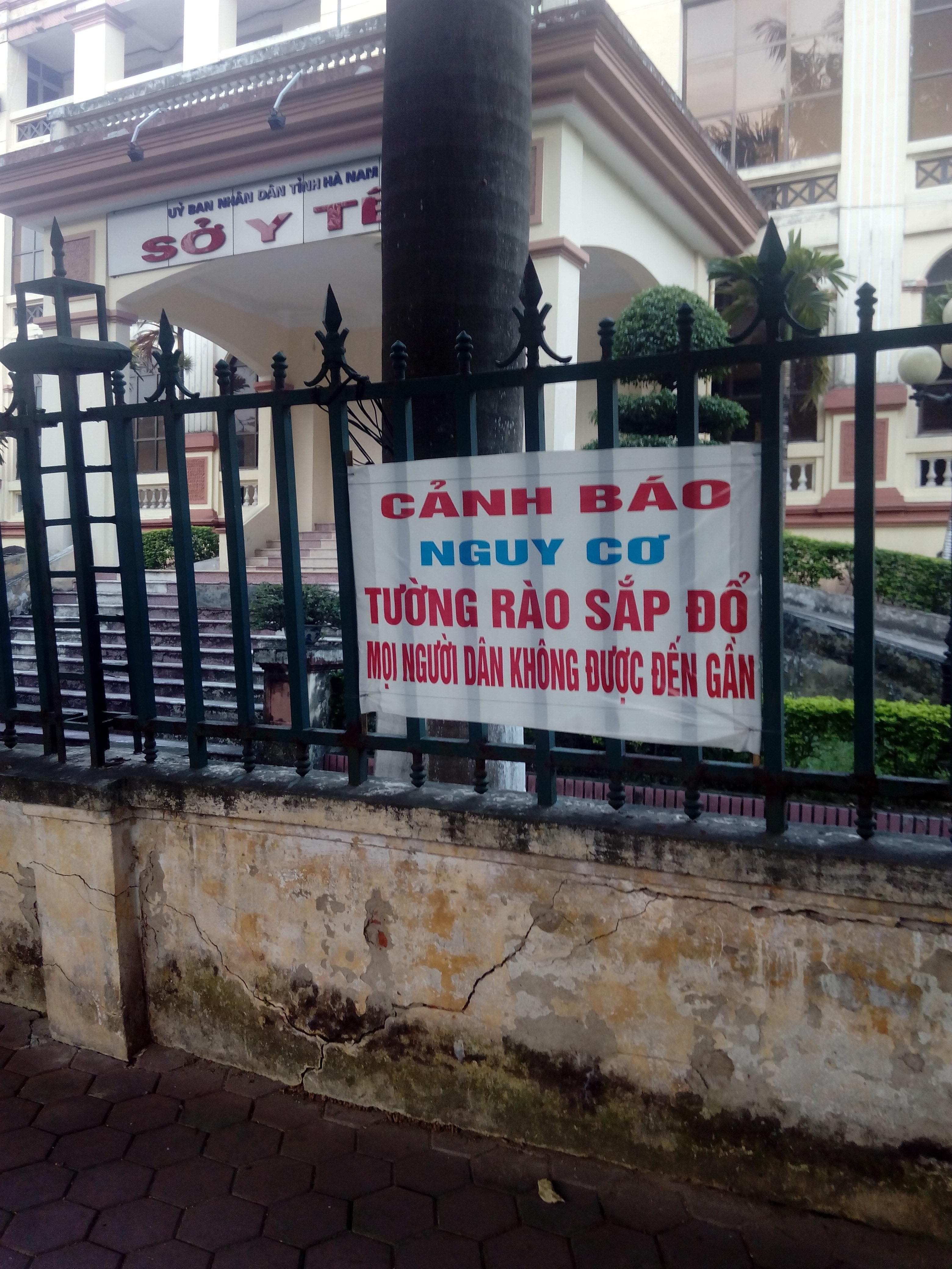 Bức tường nguy hiểm ở Sở Y tế tỉnh Hà Nam