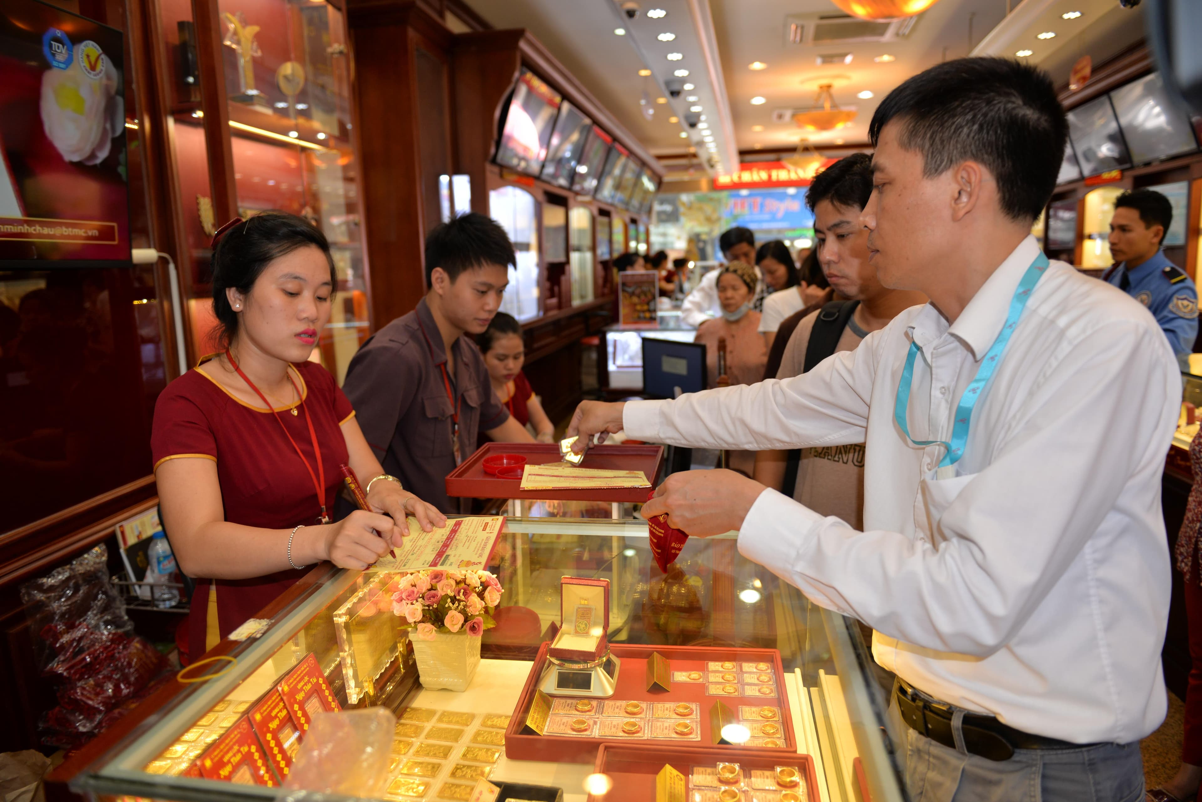Dấu hiệu đầu cơ và tâm lý đám đông trong giá vàng