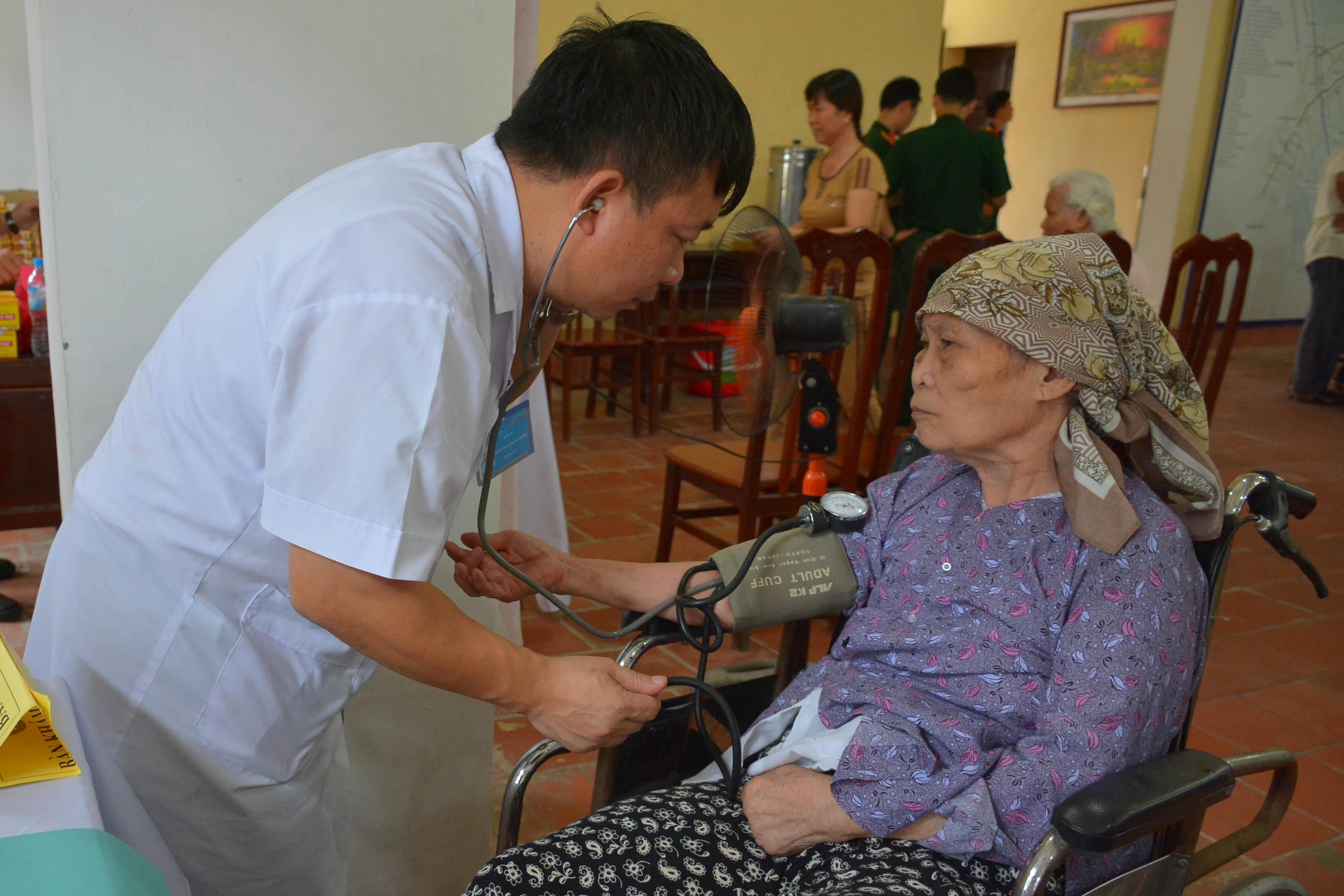 Tấm lòng người thầy thuốc quân y