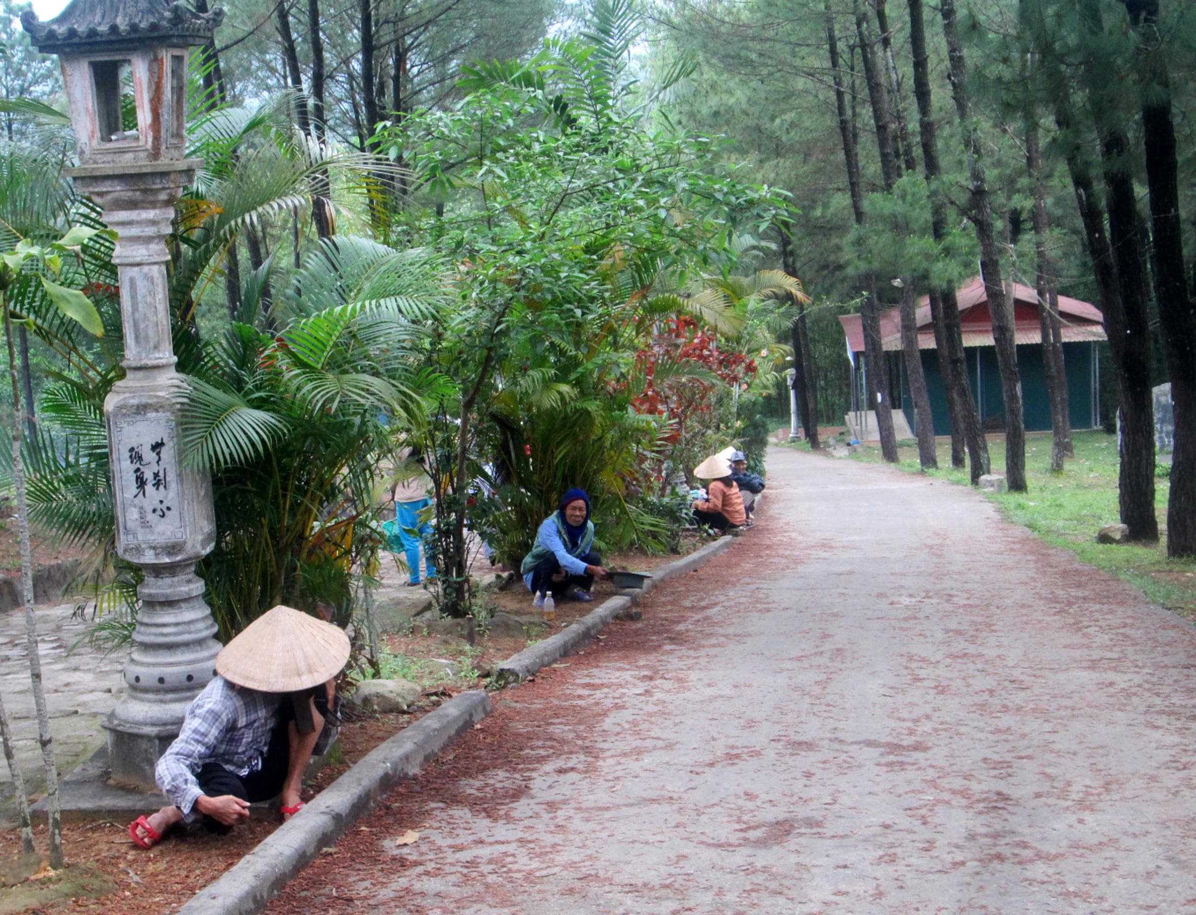 Bao giờ hết nạn ăn xin ở núi Tứ Tượng?