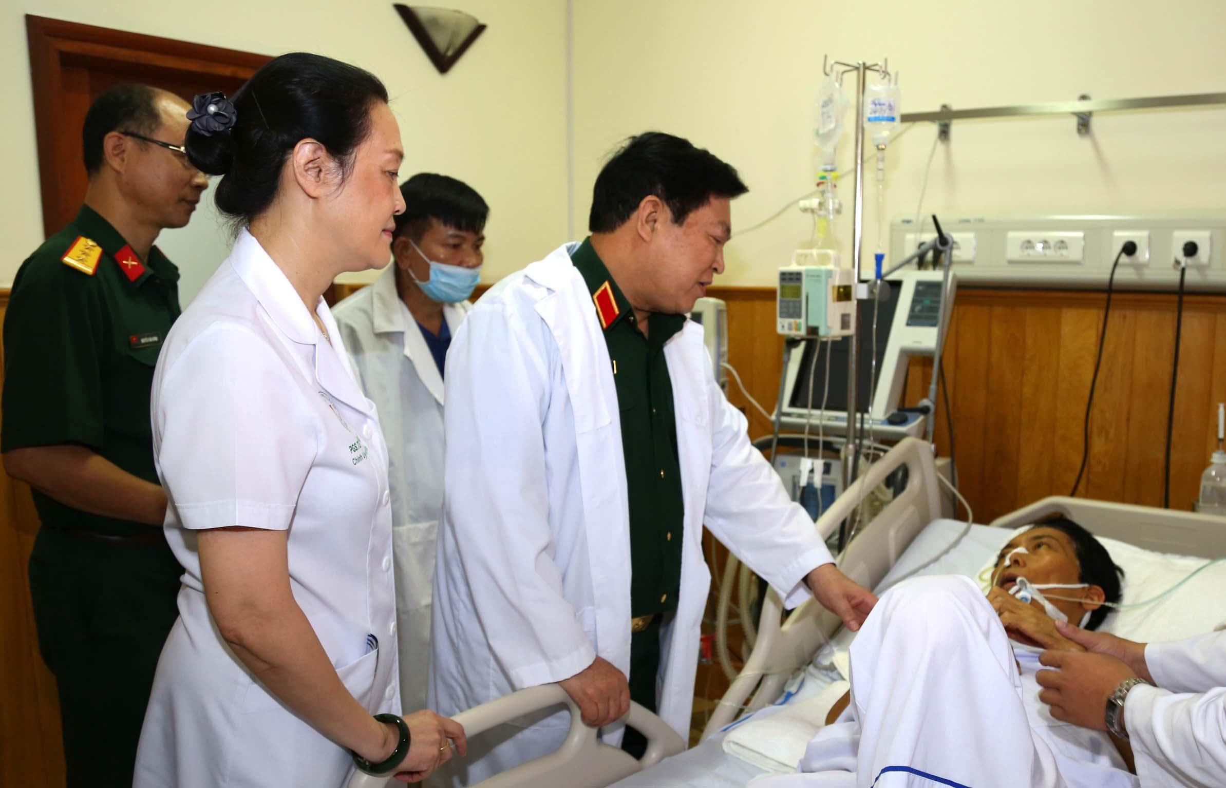 Đại tướng Ngô Xuân Lịch thăm, tặng quà thương binh, bệnh binh đang điều trị tại Bệnh viện Trung ương Quân đội 108