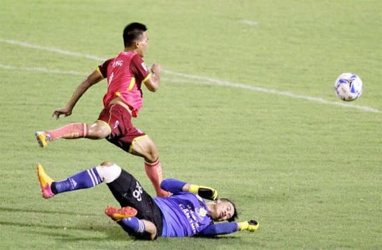 Sao lại thô thiển thế, thủ môn Bửu Ngọc?
