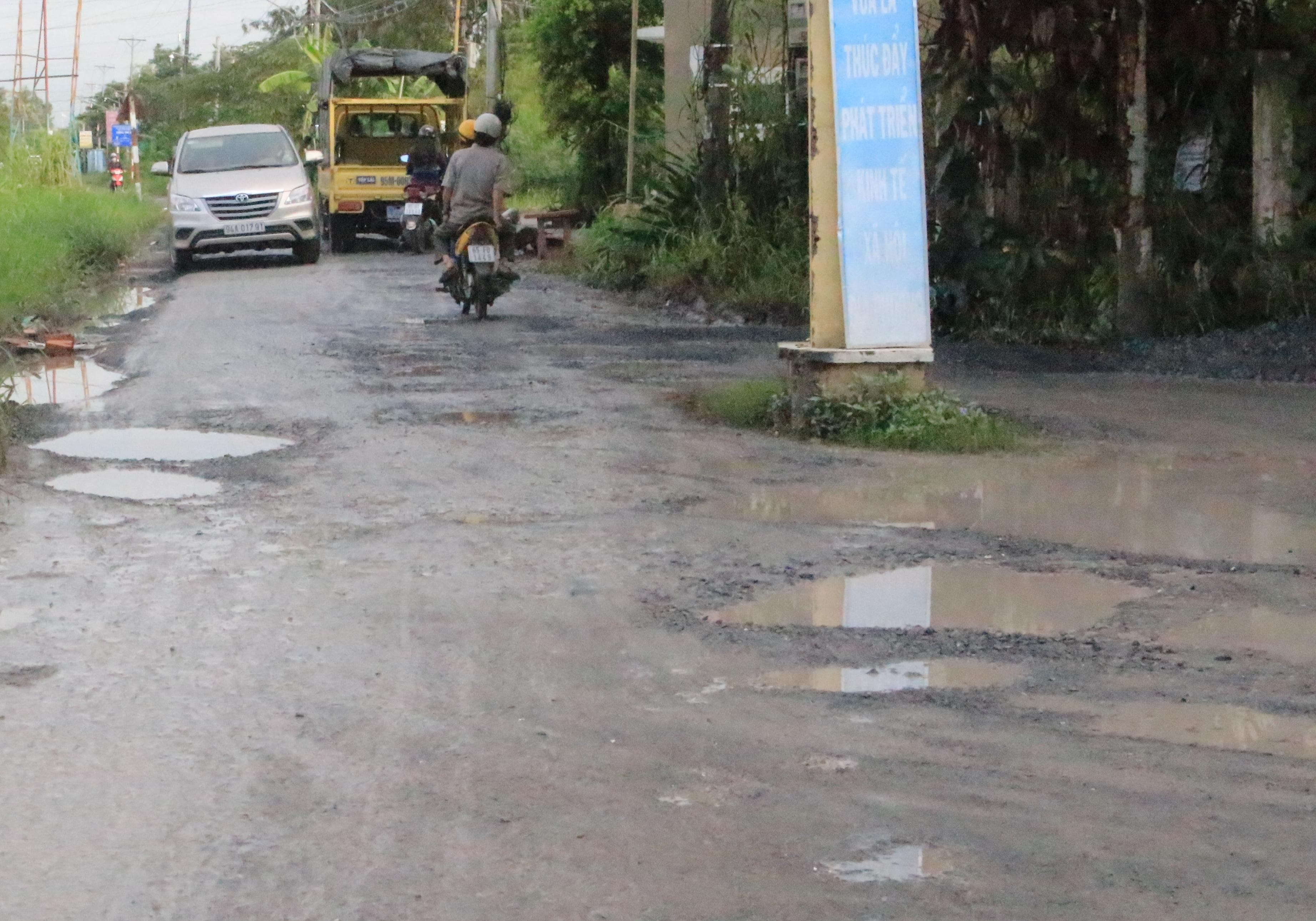 Đường xuống cấp vì xe “lách” trạm thu phí