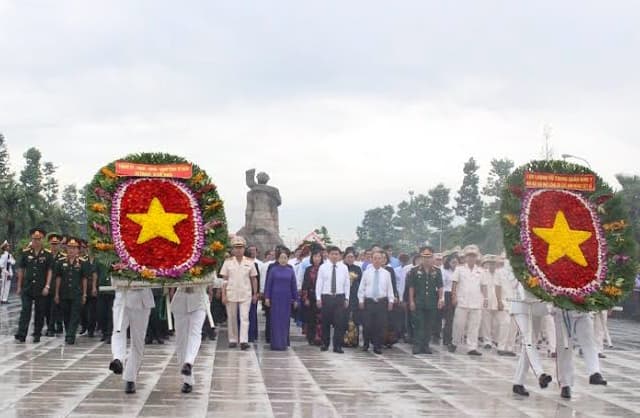 TP Hồ Chí Minh dâng hương tưởng niệm các Anh hùng liệt sĩ