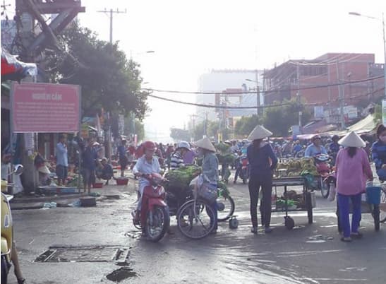 Buôn bán tràn ra đường