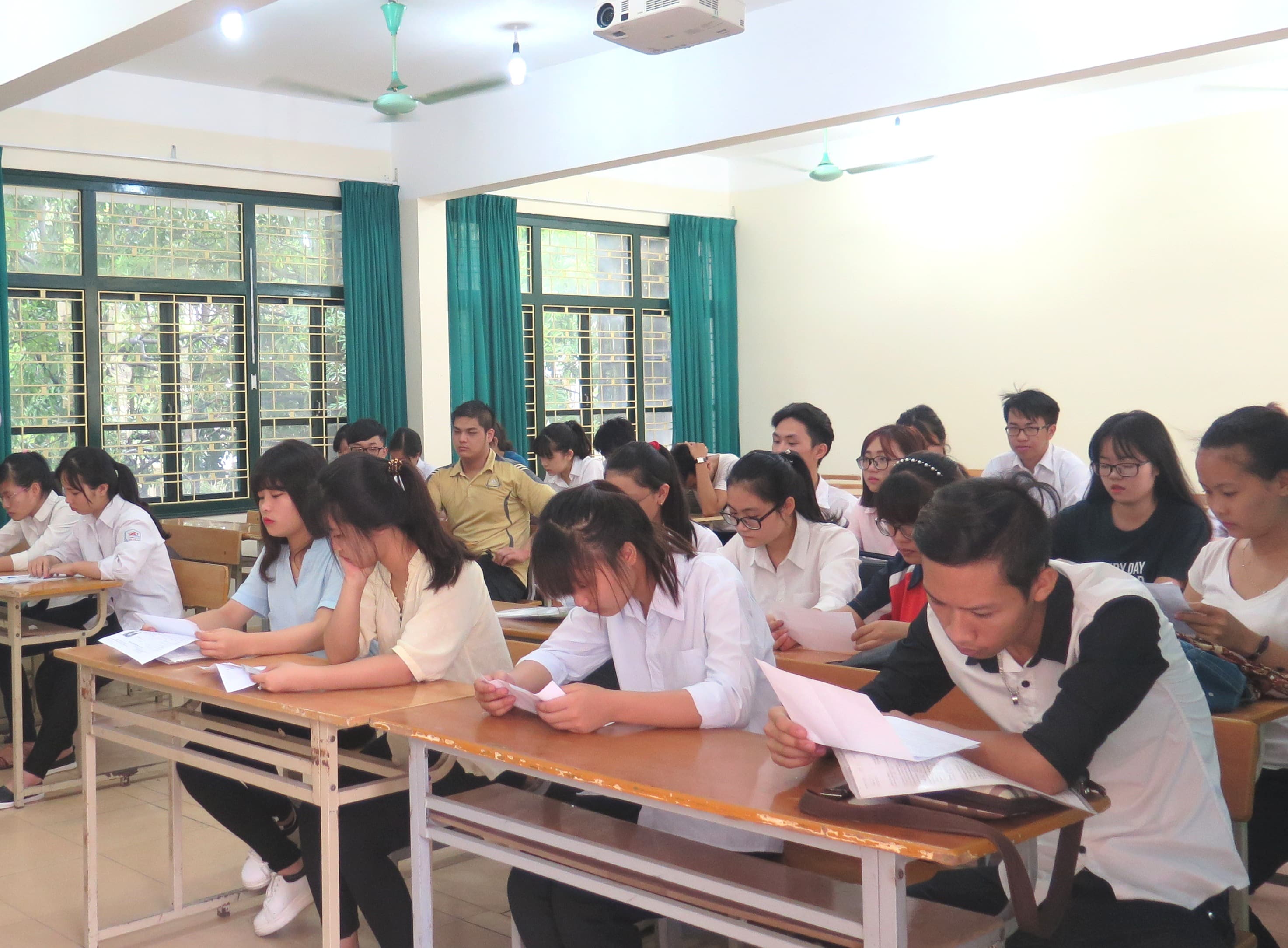 Các trường có thể hạ điểm chuẩn đợt 2 để tuyển sinh đủ chỉ tiêu