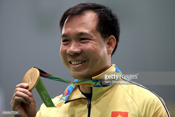 Trao thưởng cho xạ thủ Quân đội Hoàng Xuân Vinh