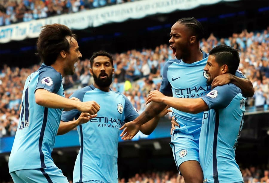 Sterling lập cú đúp giúp Man City trở lại ngôi đầu