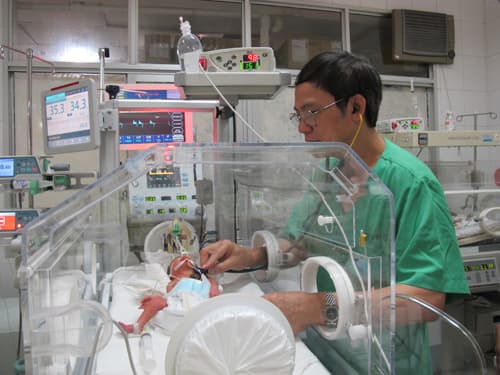 Con trai Thiếu úy Đậu Thị Huyền Trâm được xuất viện