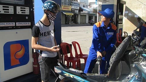 Giá xăng tăng 702 đồng/lít