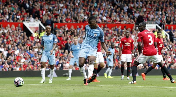 Derby thành Manchester: Man City thắng 2-1