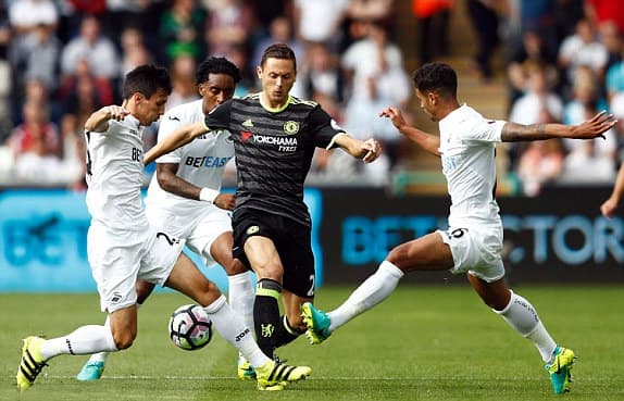 Chelsea chia điểm trên sân của Swansea