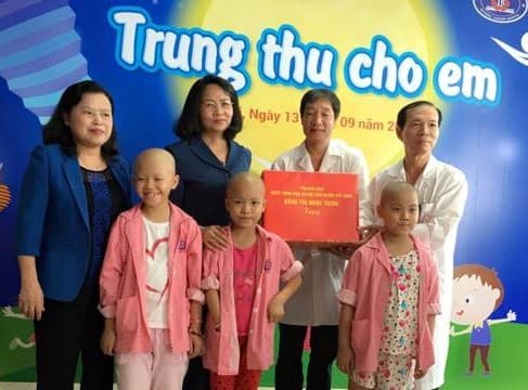 Phó chủ tịch nước Đặng Thị Ngọc Thịnh tặng quà bệnh nhi ung thư