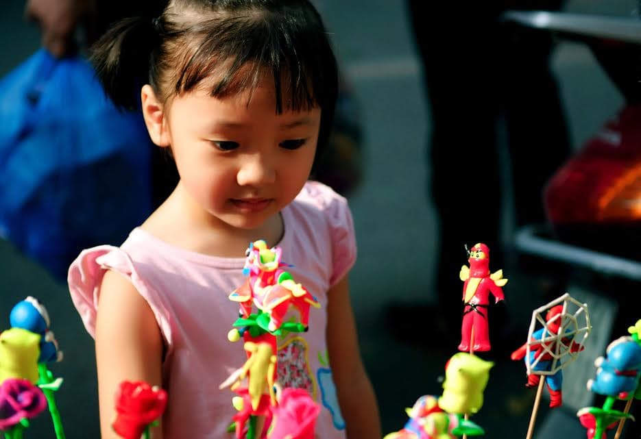 Rộn ràng sắc đỏ trên phố Hàng Mã