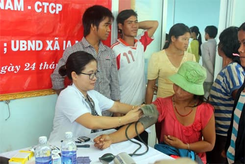 Hơn 100 người dân xã biên giới được khám bệnh, phát thuốc và tặng quà