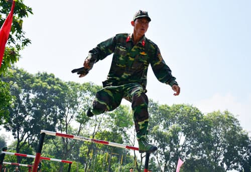 Rắn rỏi những bước chân chiến sĩ mở đường