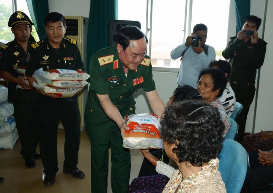 Mang ánh sáng đến với đồng bào ở đất nước chùa Tháp