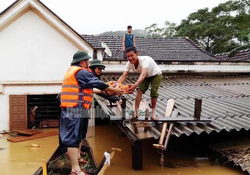 Mang lương thực cứu trợ nhân dân vùng bị lũ cô lập