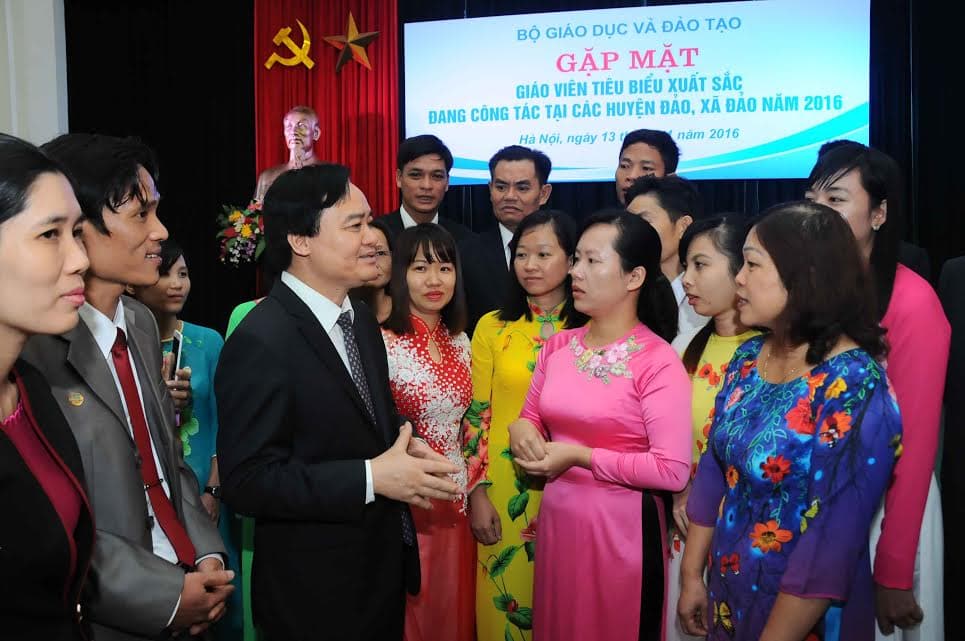 Thầy cô giáo tại các xã, huyện đảo bày tỏ nguyện vọng cùng Bộ trưởng Bộ GD-ĐT