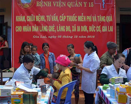 Bệnh viện Quân y 15 mang thuốc, chữa bệnh cho đồng bào nghèo