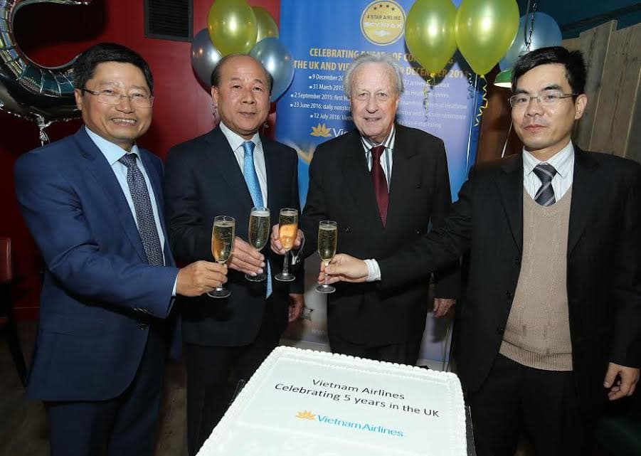 Vietnam Airlines kỷ niệm 5 năm mở đường bay thẳng đi Anh