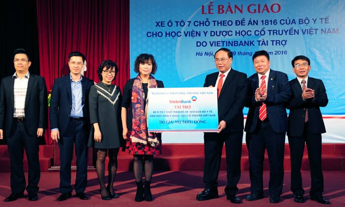 VietinBank trao tặng xe ô tô cho Học viện Y Dược học cổ truyền Việt Nam