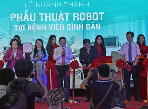 Lần đầu tiên ứng dụng phẫu thuật nội soi bằng ro-bot