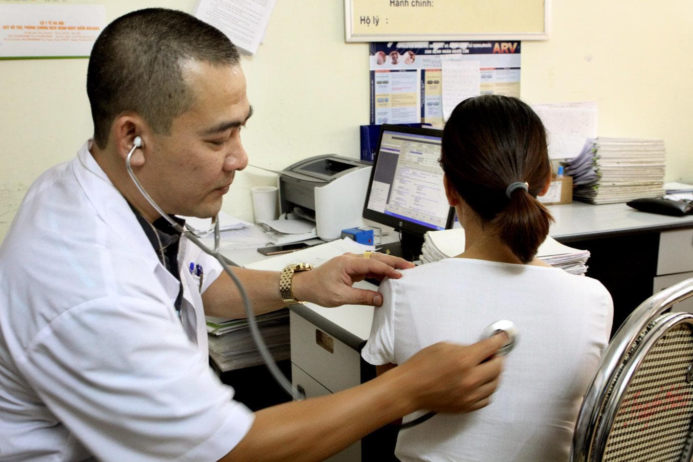 Khuyến khích người nhiễm HIV tham gia BHYT