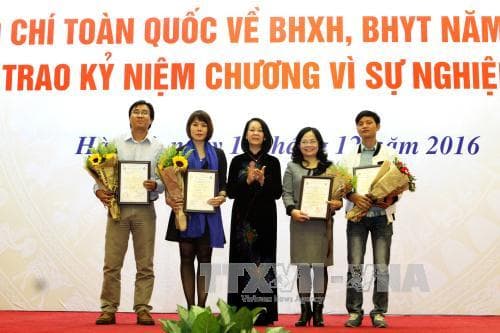 Trao Giải báo chí toàn quốc về bảo hiểm xã hội, bảo hiểm y tế năm 2015 - 2016