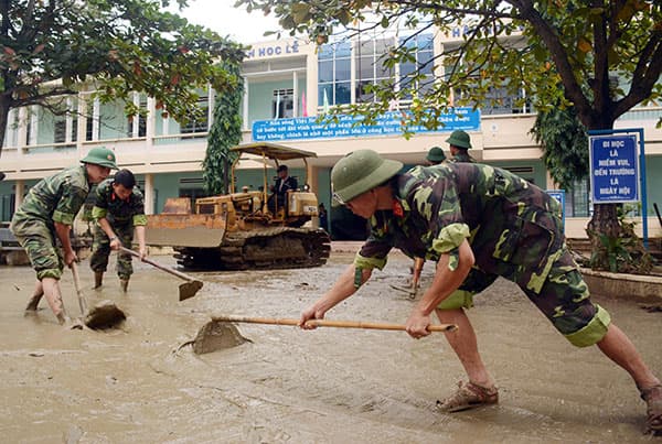 Giúp dân khắc phục hậu quả sau mưa lũ