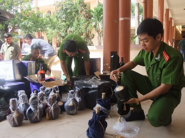 Hà Nội tạm giữ 3.800 lít rượu không rõ nguồn gốc